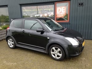 Suzuki Swift zwart blindering ramen 02