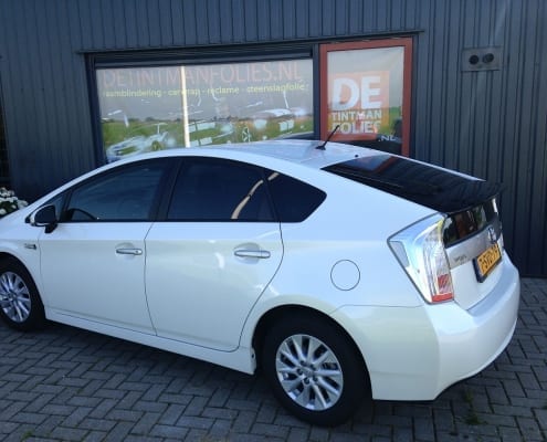 Toyota Prius wit blindering ramen