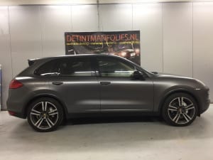 Porsche Cayenne carwrap naar kleur Satin Dark Grey na 1