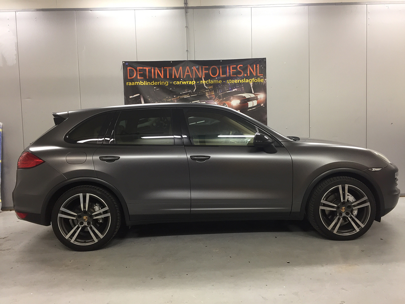 Porsche Cayenne carwrap naar kleur Satin Dark Grey na 1 Porsche Cayenne carwrap naar kleur Satin Dark Grey na 1