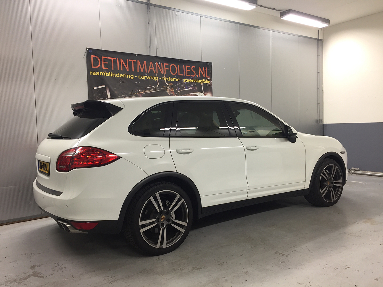 Porsche Cayenne carwrap naar kleur Satin Dark Grey voor 1