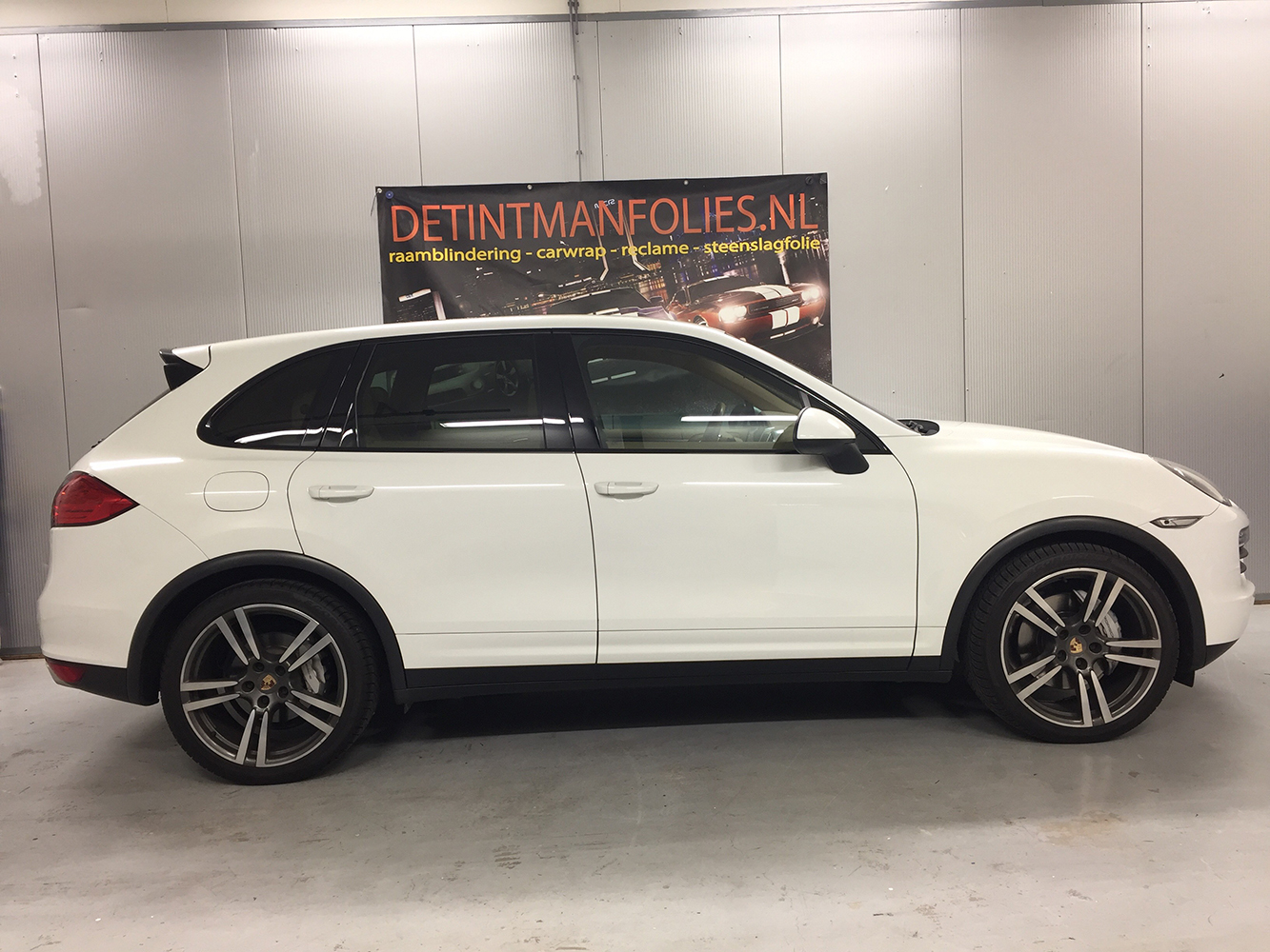 Porsche Cayenne carwrap naar kleur Satin Dark Grey voor 2 Porsche Cayenne carwrap naar kleur Satin Dark Grey voor 2