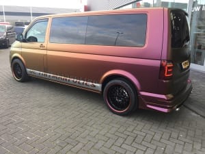 VW Transporter T6 wrap Reclame De Tintmanfolies Avery Colorflow Rising Sun Red Gold-13